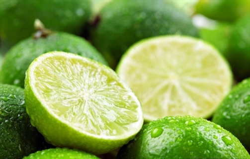 冷色调小清新水果小人儿躺柠檬上2880x1620dpi300psd模版下载