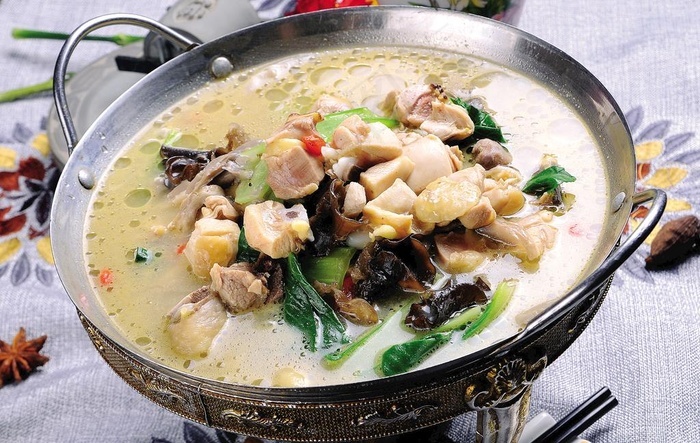 锅仔小鸡蘑菇图片 - 菜鸟图库