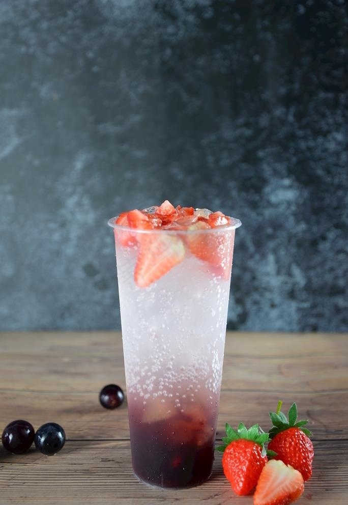 草莓气泡水图片