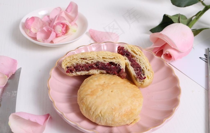 本素材作品名称为云南鲜花饼 滇式糕点 鲜花馅图片,素材编号是1865709