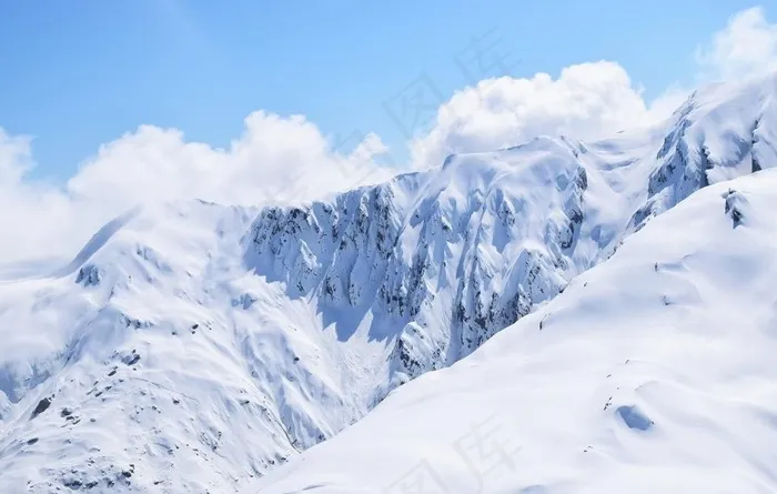 高清蓝天下的雪山风景图片