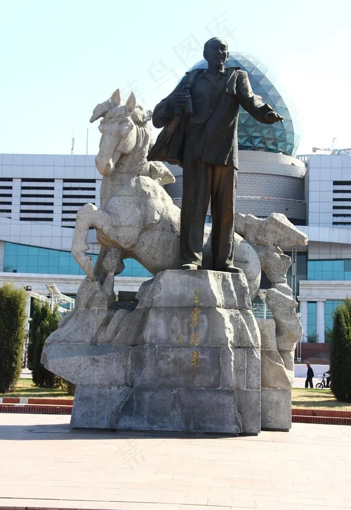 王震将军雕塑图片