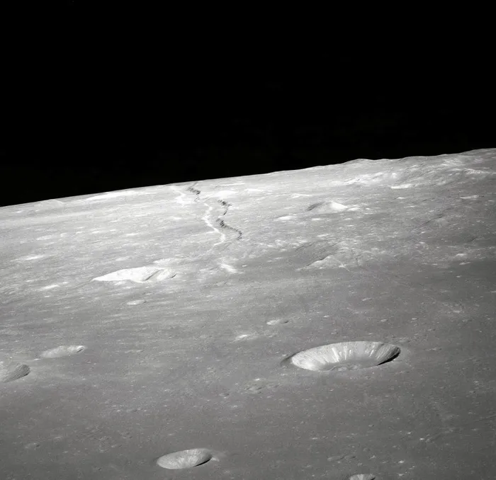 月球表面图片