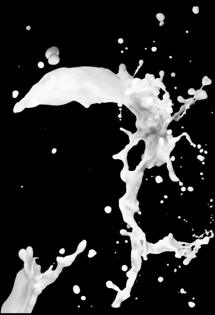 牛奶飞溅效果图片3000x4200dpi300psd模版下载