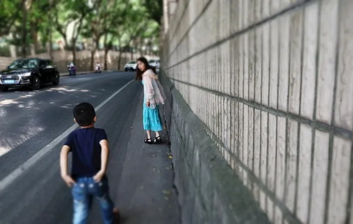 马路行走人物照片素材大人小孩母图片