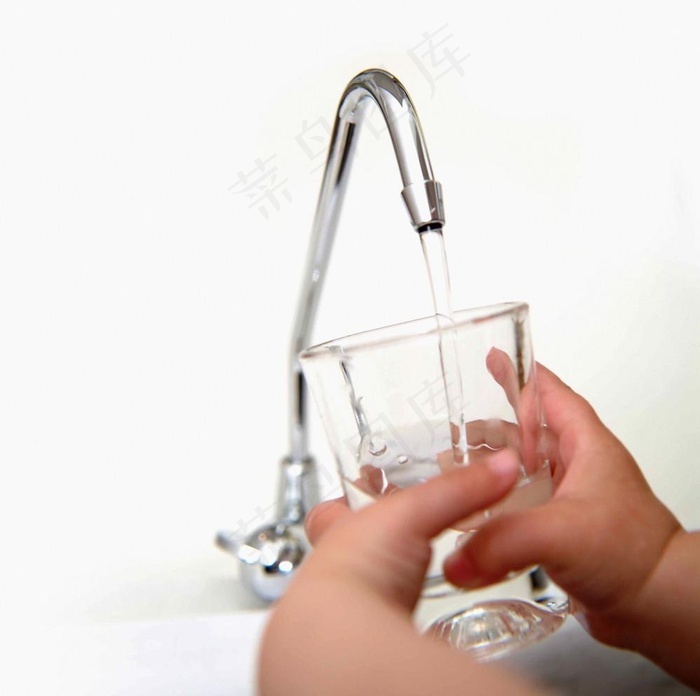 本素材作品名称为水龙头 杯子 宝宝用杯子接水 可爱