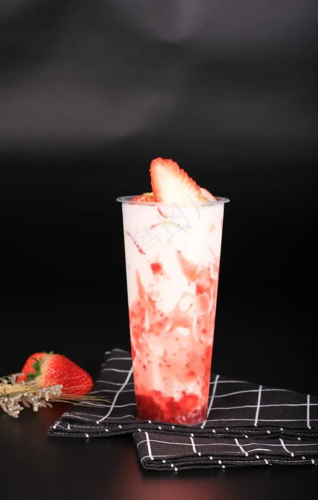 草莓酸奶饮品图片