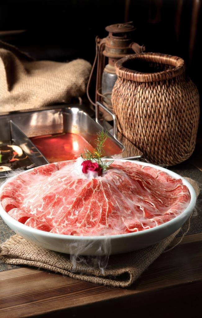 火锅菜品雪花牛肉图片