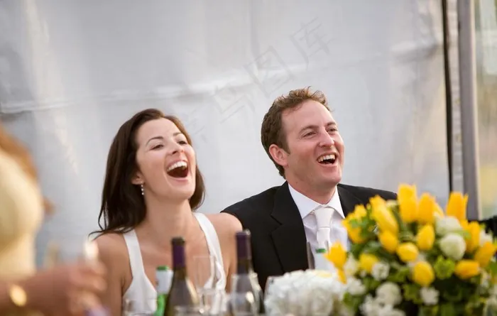 新郎和新娘在宴席上开怀大笑图片