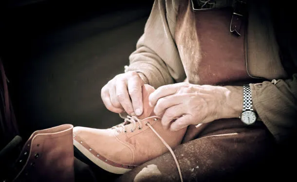 手工鞋工艺皮鞋工匠免抠