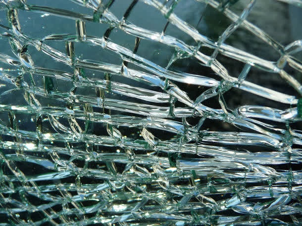 支离破碎的玻璃表面免抠- 菜鸟图库