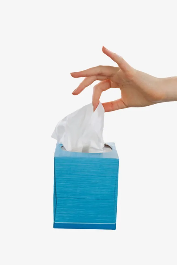 手拿着蓝色纸质包装里的纸巾免抠