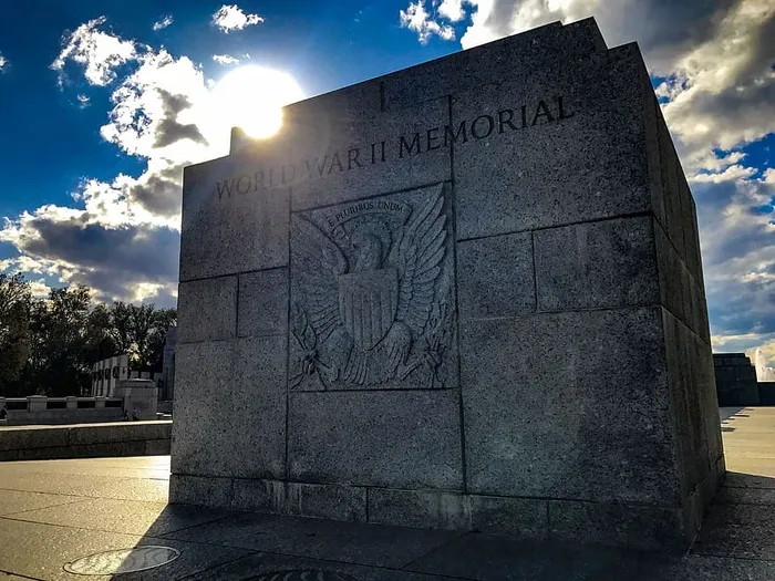 美国，华盛顿，二战纪念馆，多云的天空，日落，退伍军人，和平，战争