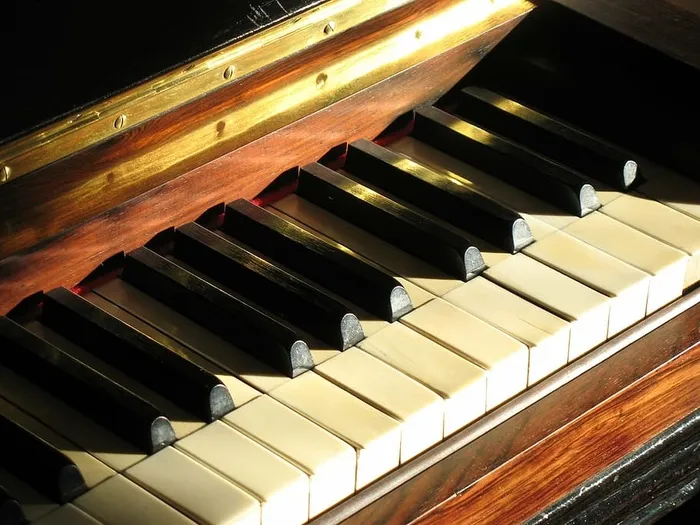 棕色直立钢琴，钢琴，钥匙，象牙，键盘，音乐，键盘乐器，旧乐器
