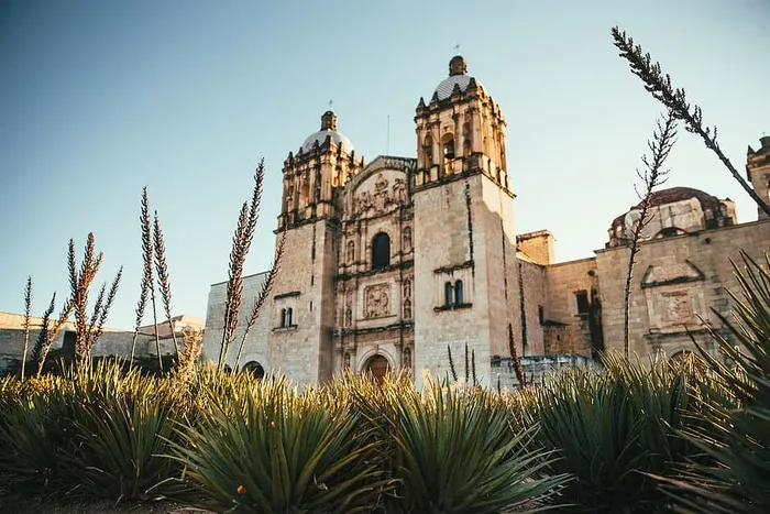 阳光下，墨西哥瓦哈卡圣多明各古兹曼教堂和前修道院的角视图