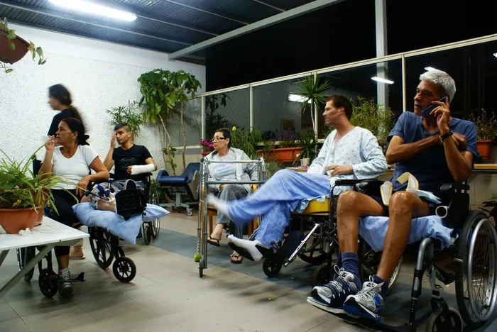 男士，穿着，蓝色，圆领t恤，坐着，黑色，轮椅，手持