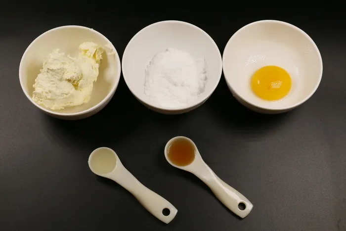 三，白色，陶瓷，碗，米饭，鸡蛋，鸡蛋，面粉
