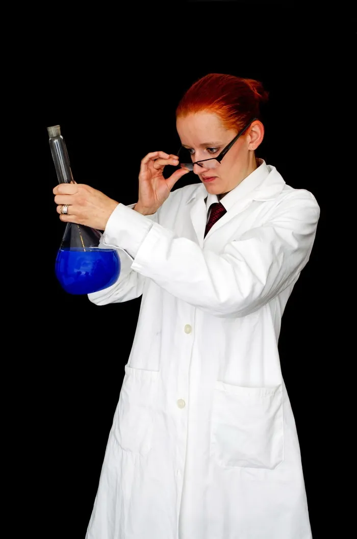 女人，女孩，人，实验室，实验室，玻璃，液体，蓝色
