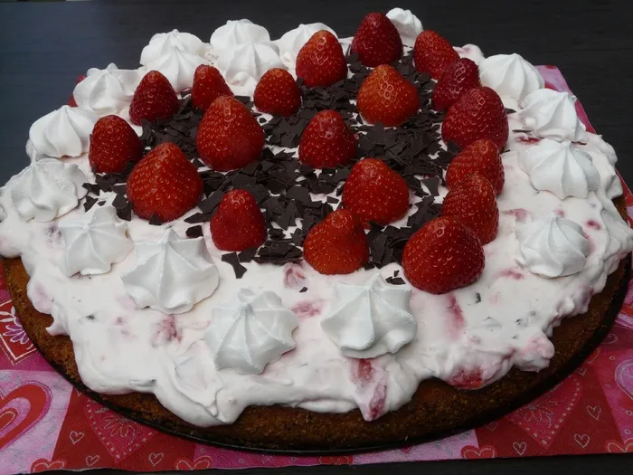 白色，覆膜，糖霜蛋糕，草莓配料，蛋糕，草莓派，草莓，草莓蛋糕