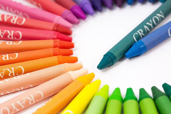 各式彩色蜡笔、粉笔、彩色铅笔、彩色铅笔、彩色圆圈、蜡笔、书写工具、字符设备