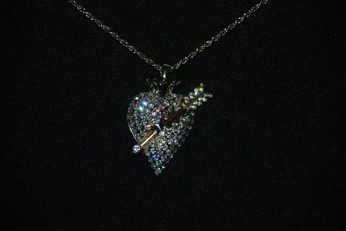 银色钻石，镶嵌，心形吊坠项链，吊坠，项链，心形，珠宝，钻石