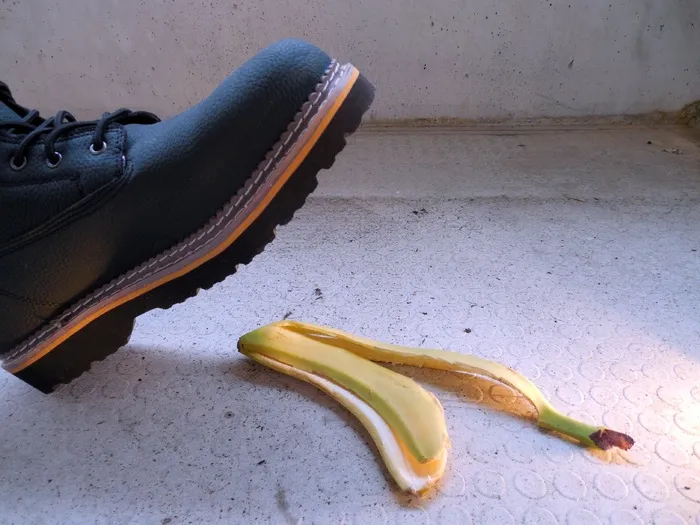 黑色、真皮工作靴、黄色、香蕉皮、事故、伤害、风险、香蕉皮