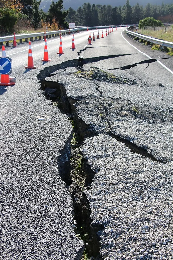 道路、地震、损坏、裂缝、维修、破损、开裂、道路工程
