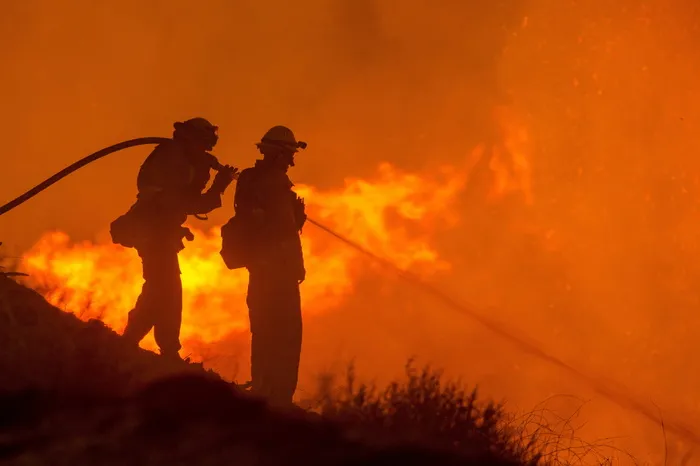 森林火灾、消防软管、水、野火、大火、剪影、消防员、烟雾