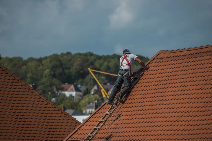 人，攀爬，屋顶，白天，屋顶工，屋顶，工艺，屋顶