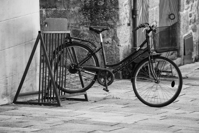 灰度照片，巡洋舰自行车，自行车，两轮，自行车，黑白，城市，交通