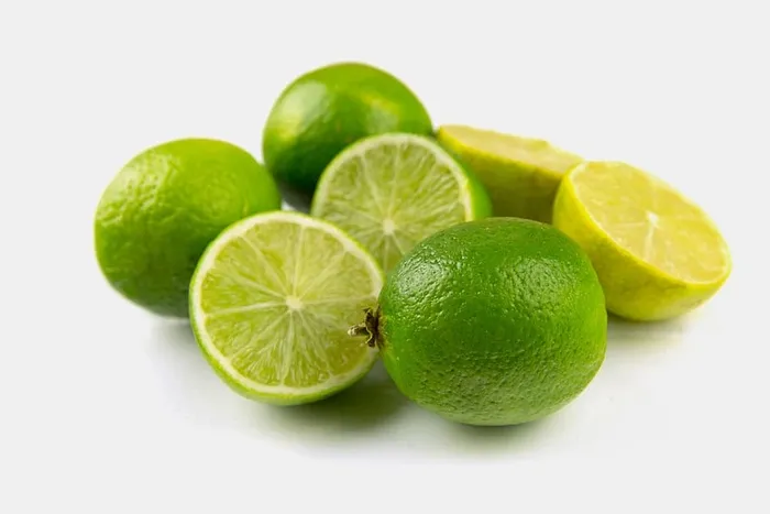 新鲜的酸橙水果放在纯白的背景上，图像由佳能6D拍摄