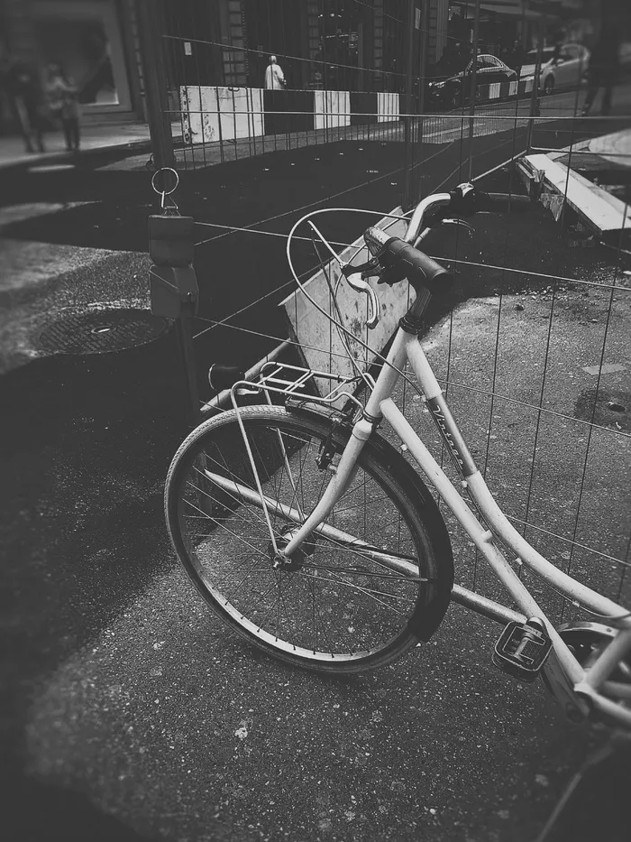 自行车的灰度照片