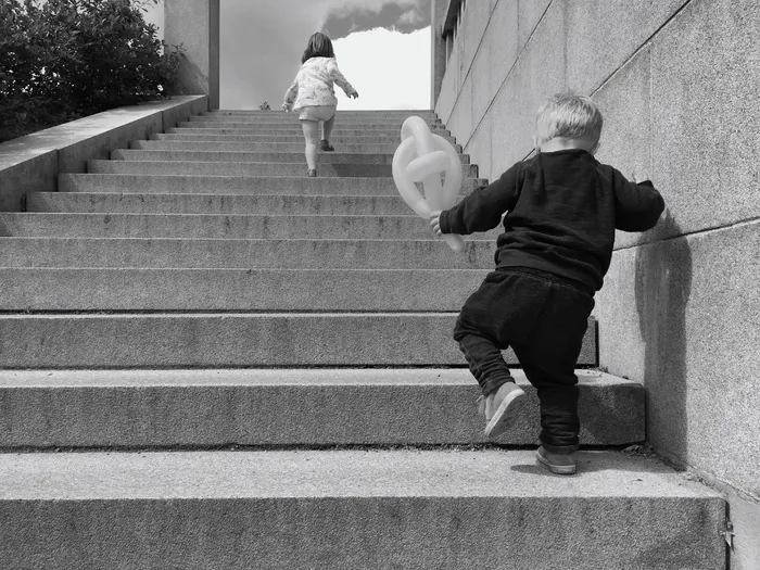 男孩，抱着，气球，走路，楼梯灰度照片，台阶，孩子，比赛