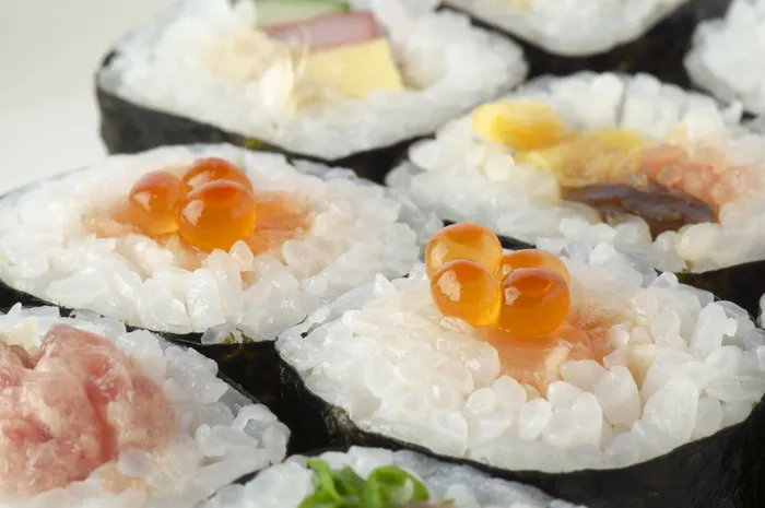 特写照片，kimbap，寿司卷，futomaki，海鲜，寿司，nori winding，食物