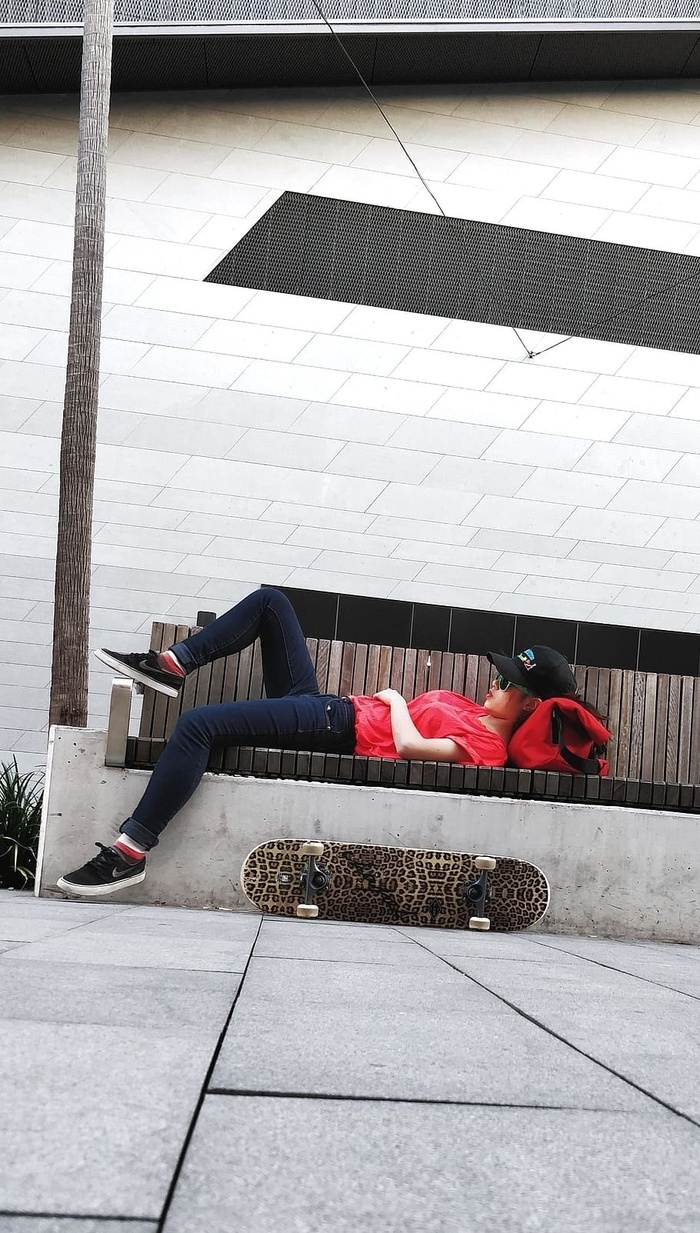 躺下全身真人一个人放松生活方式休闲服仰卧