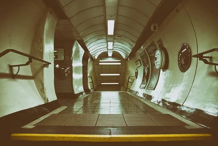 这张照片拍摄于伦敦地铁网络上的一条客运隧道。用佳能单反相机拍摄