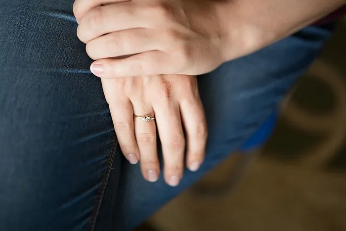 女人手上戴戒指的特写镜头