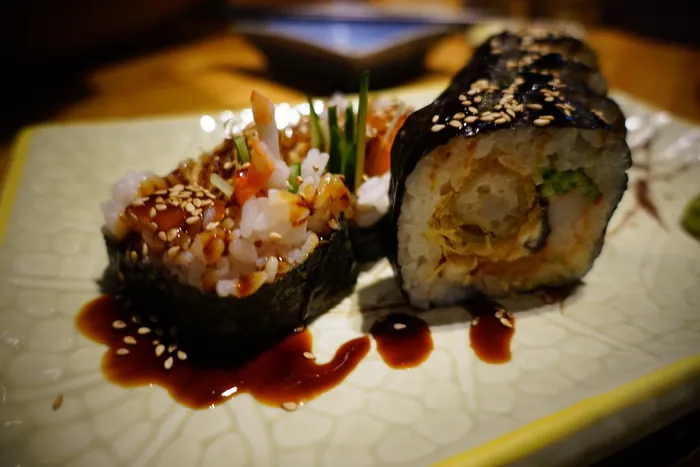 盘子上的寿司，寿司，日本，日本料理，美食，餐厅，鳗鱼饭，食物