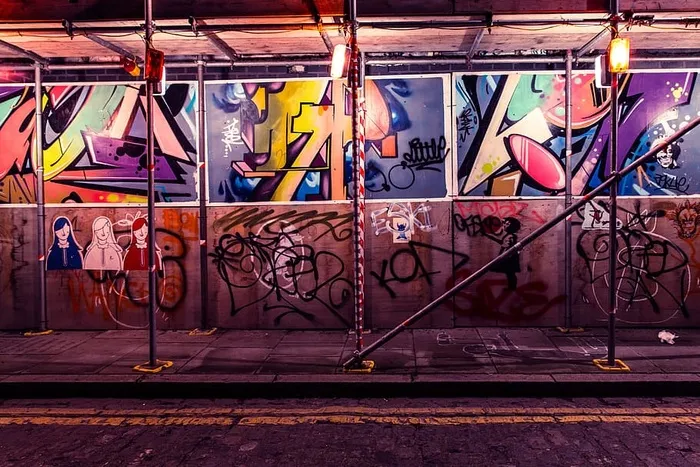 伦敦东部肖尔迪奇的街头艺术和建筑脚手架涂鸦