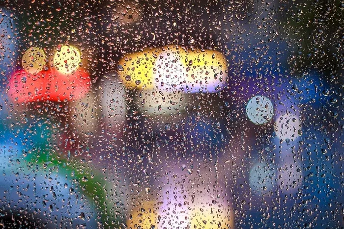 玻璃窗上的雨滴