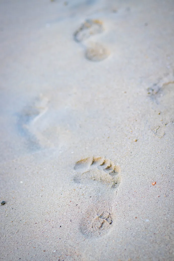 海滩上的脚印照片
