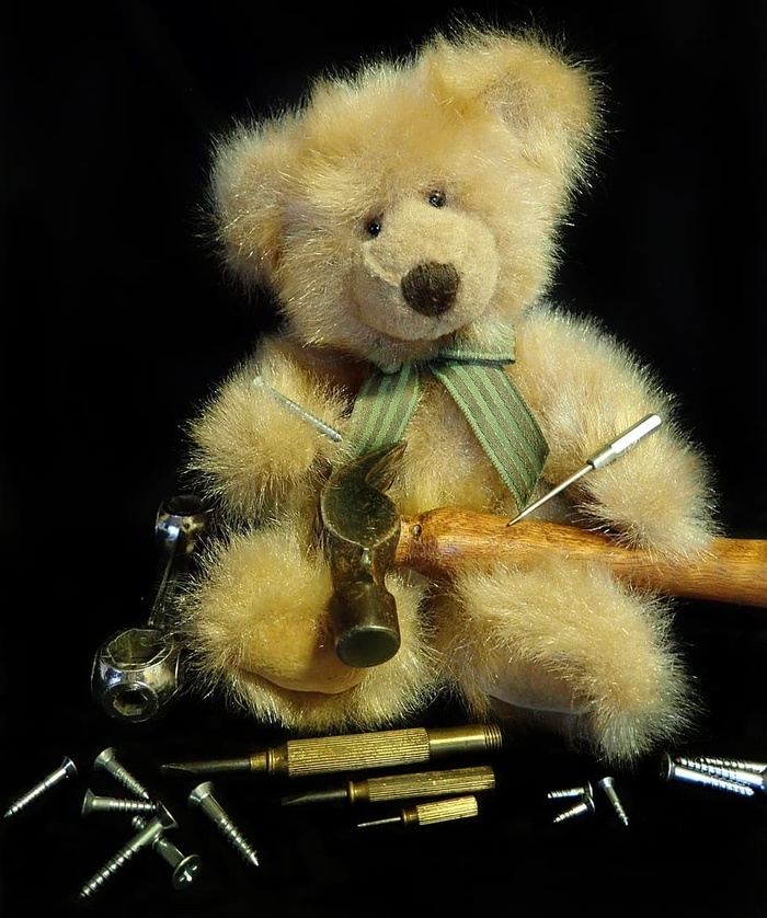 泰迪熊工作工具家居维修毛绒玩具泰迪熊黑色背景