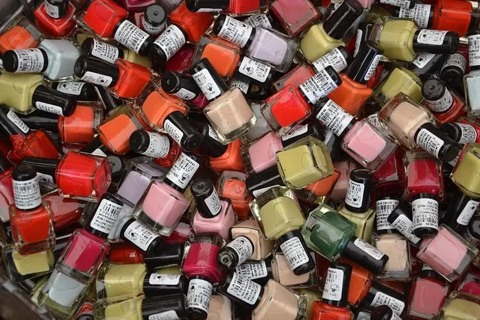 各种颜色的指甲油，指甲油，瓶子，清漆，清漆，油漆，脚趾甲，美容师