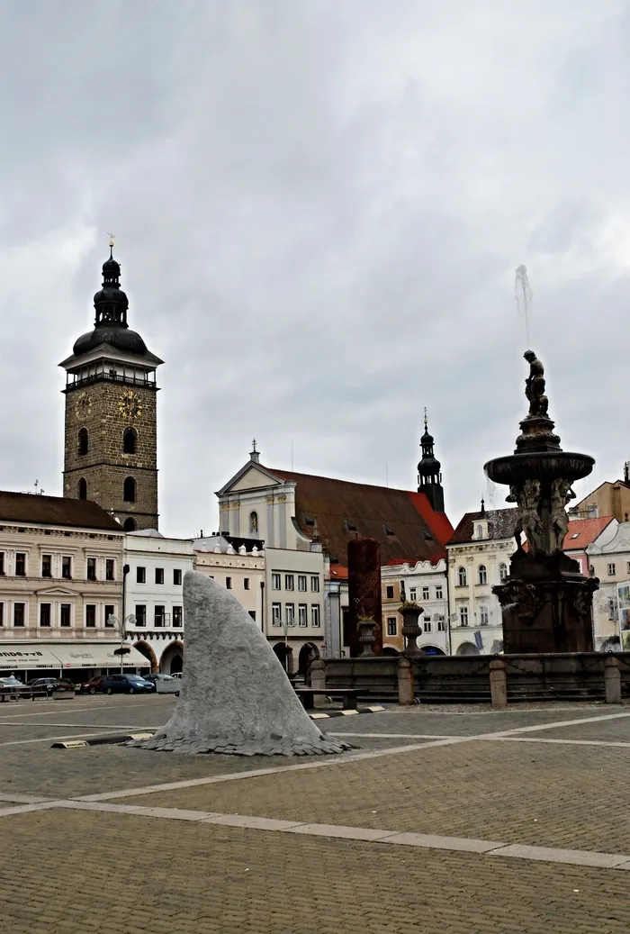 捷克budejovice、square、shark fin、black tower、fountain、samson、recession、architecture