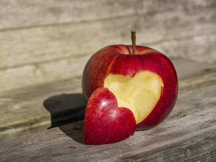 红色，苹果果实，心形，形状，咬，水果，苹果，心形苹果