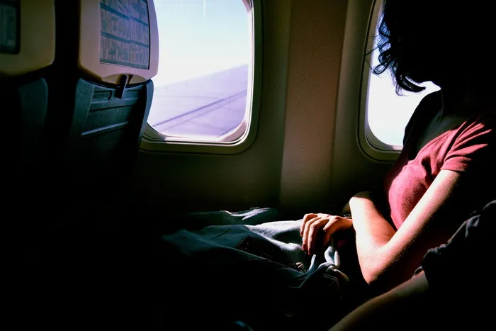 女士，穿着，红色，t恤，内，飞机，旁边，窗户