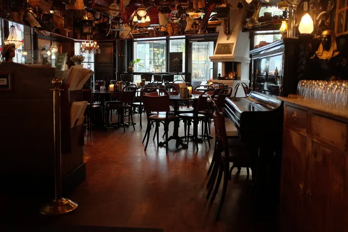 黑色直立钢琴、椅子、家具、餐厅、酒吧、咖啡厅、酒吧柜台、人