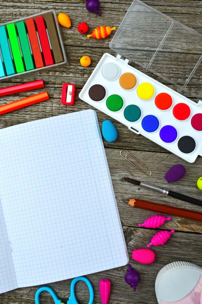 学校时间，学校用品，画笔，蜡笔，教育，学校开始，学校用品，水彩画