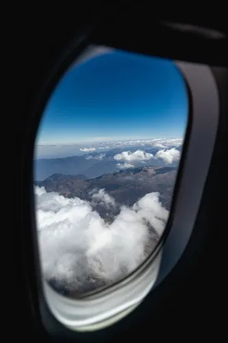 飛機窗外的山和雲