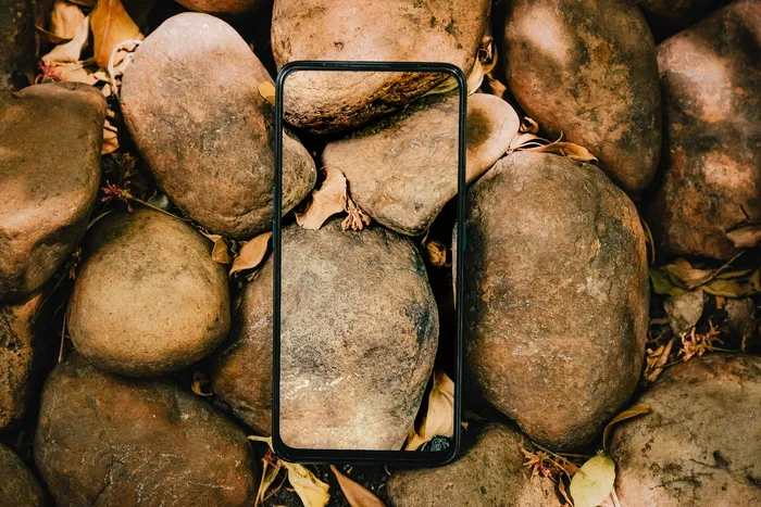 棕色石头上的透明黑色手机壳